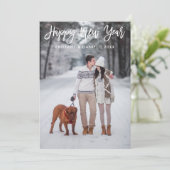 Modern Trendy Brush Script Happy Nieuwjaar Feestdagenkaart (Staand voorkant)