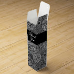 Modern Trendy Floral Pattern Wijn<br><div class="desc">Een gedurfd modern bloempatroon in grijze tinten, zwart, wit en grijs. Deze wijncadeaudoos is elegant en klastig en is voor vele gelegenheden een geweldige keuze - verjaardagen, vrijgezellenfeesten, bruiloften, verjaardagen, gefeliciteerd, bedankt en nog veel meer. Bewerk de tekst die bij uw gelegenheid past. Om doopvonten en doopvontgrootte te veranderen, selecteer...</div>