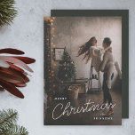 Modern Trendy Kerstmis | Donkere Dusky Couple-foto Feestdagenkaart<br><div class="desc">Een trendy, stijlvolle feestfoto-vlakke wenskaart met moderne en handgeschreven script-typografie in wit boven een volledige foto met zwarte vette tint en een diepe rokergroene grijze kleur op de achterzijde. De foto en de naam kunnen gemakkelijk voor een persoonlijke aanraking worden aangepast. Een eenvoudig, minimalistisch en hedendaags kerstontwerp om dit vakantieseizoen...</div>