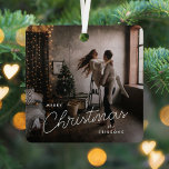 Modern Trendy Kerstmis | Donkere Dusky Couple-foto Metalen Ornament<br><div class="desc">Een trendy stijlvol ornament van de vakantiefoto met moderne en handgeschreven scripttypografie in wit over een volledige foto met zwarte vette tint. De foto en de naam kunnen gemakkelijk voor een persoonlijke aanraking worden aangepast. Een eenvoudig, minimalistisch en hedendaags kerstontwerp om dit vakantieseizoen te weerstaan! Het getoonde afbeelding is voor...</div>