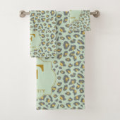 Modern Trendy Mint Gold Leopard Pattern Monogram Bad Handdoek (Insitu)