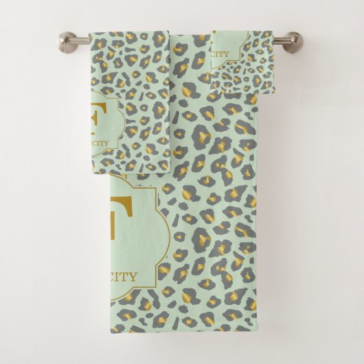 Modern Trendy Mint Gold Leopard Pattern Monogram Bad Handdoek (Insitu)