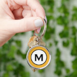 Modern Trendy Monogram Mustard Yellow Sleutelhanger<br><div class="desc">Moderne trendy monogrammed ronde sleutelhanger heeft een felle mosterdgele achtergrond met uw monogram initiaal in een zwart-wit embleem in klassieke bloktypografie voor een eenvoudige trendy professionele blik.</div>