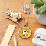 Modern Trendy Monogram Sleutelhanger<br><div class="desc">Minimale monogrammed ronde sleutelhanger is voorzien van een heldere mosterdgele achtergrond met uw initiaal in een zwart-wit monogram medaillon met en naam in klassieke bloktypografie in wit voor een eenvoudige trendy professionele uitstraling.</div>