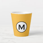 Modern Trendy Mustard Yellow Monogram Latte Mok<br><div class="desc">Een driedubbele,  aangepaste monogrammaticale vormgeving in moderne,  minimalistische stijl met een klassieke bloktypografie in zwart-wit embleem op een heldere mosterdgele achtergrond; een eenvoudig trendy professioneel ontwerp dat eenvoudig kan worden bijgewerkt met uw monogram initiaal.</div>