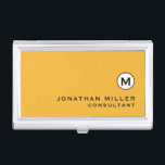 Modern Trendy Mustard Yellow Visitekaarthouder<br><div class="desc">Moderne trendy mosterdgeel ontwerp met eenvoudig zwart-wit monogram medaillon met gepersonaliseerde naam en titel of aangepaste tekst hieronder in klassieke bloktypografie op een stevige heldere,  mosterdgele achtergrond. Personaliseer voor uw eigen gebruik.</div>