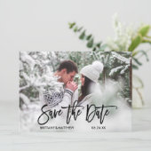 Modern trendy penseelscript paar foto Verloving Save The Date (Staand voorkant)