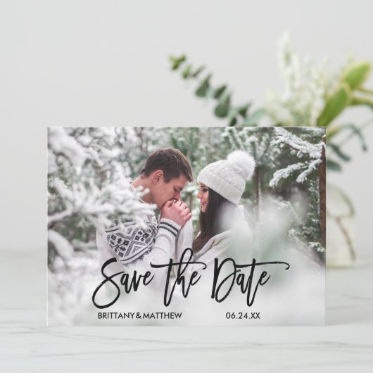 Modern trendy penseelscript paar foto Verloving Save The Date (Staand voorkant)
