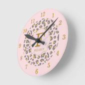 Modern Trendy Pink Gold Leopard Pattern Monogram Ronde Klok (Hoek)