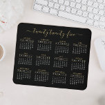 Modern Trendy Script Black Gold 2023-kalender Muismat<br><div class="desc">Een trendy modern kalligrafiekmanuscript 2023 kalendermuisstootkpad met gouden letters op een zwarte achtergrond. U kunt zelfs meer tekst of afbeeldingen toevoegen,  achtergrondkleur aanpassen.</div>