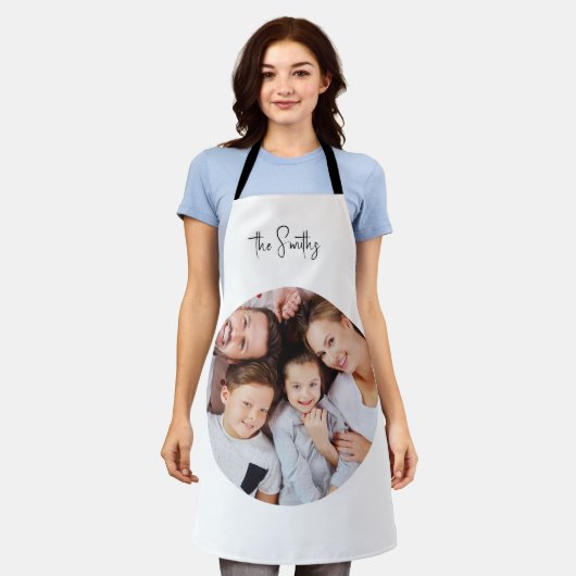 Modern Trendy Script familienaam Ronde foto Schort (Gedragen)
