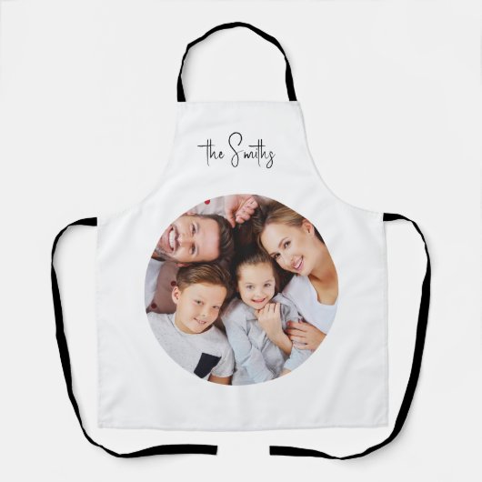 Modern Trendy Script familienaam Ronde foto Schort (Voorkant)