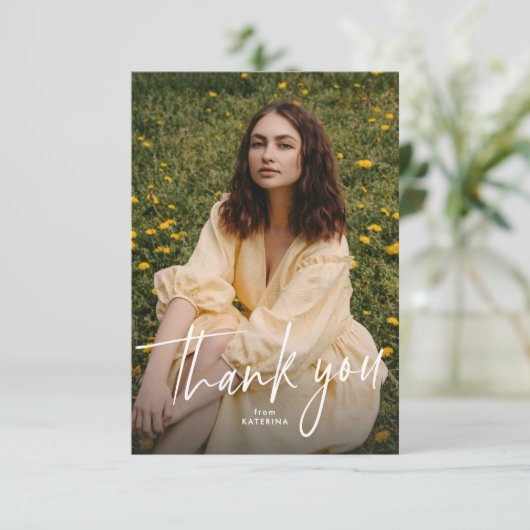 Modern trendy script graduation photo bedankkaart (Staand voorkant)