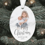 Modern Trendy Script Merry Christmas 2 foto's Ovaa Ornament<br><div class="desc">Vier de eenvoudige geneugten van de feestdagen met een aangepaste Merry Christmas twee foto acryl ovaal ornament. De afbeeldingen en alle formuleringen op deze sjabloon zijn gemakkelijk te personaliseren en kunnen op voor- en achterkant verschillend of hetzelfde zijn. Het moderne minimalistische zwart-wit ontwerp is voorzien van trendy scriptkalligrafie, elegante klassieke...</div>