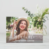Modern Trendy Script Photo Afstuderen Aankondiging (Staand voorkant)
