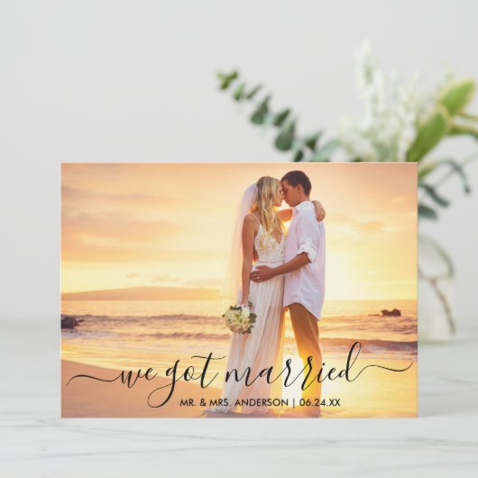 Modern Trendy Script Photo We hebben gehuwde Kaart (Staand voorkant)