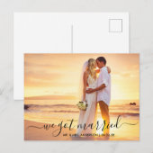 Modern Trendy Script Photo We zijn getrouwd Briefkaart (Voorkant / Achterkant)