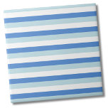 Modern Trendy Wit Blauw Streeppatroon Tegeltje<br><div class="desc">Eenvoudige moderne gewaagde Blauwgroen blauw streeppatroon keramische tegel. Gebruik verticaal of horizontaal! Super lieve kleine streepjesprint met coole moderne blauwgroen en babyblauwe kleuren in contrast met wit. Geweldig voor een jongensbadkamer, of een leuke en gedurfde keuken backsplash. Of je deze tegel wilt gebruiken als een klein onderzetter of trivet voor...</div>
