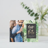 Modern tropisch gouden script stijlvolle trouwfoto uitnodiging briefkaart (Staand voorkant)