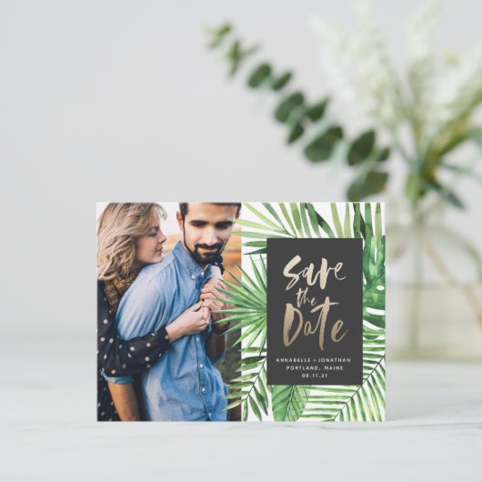 Modern tropisch gouden script stijlvolle trouwfoto uitnodiging briefkaart (Staand voorkant)