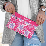 Modern Tropisch Roze Bloemen Gepersonaliseerde Naa Etui<br><div class="desc">Modern Tropical Pink Floral Pattern Gepersonaliseerde Naam Accessoire Pouch Cosmetische Tas Toiletry Bag heeft een felroze, paarse en witte tropische bloemmotief. Gepersonaliseerd met jouw naam. Maak een geweldig cadeau voor verjaardag, kerst, feestdagen, Moederdag en terug naar school. Perfect voor terug naar school, sport, sportschool, reizen en meer. Ontworpen door ©2023...</div>