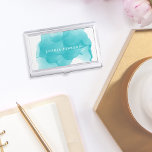 Modern Turquoise Waterverf | Gepersonaliseerd Visitekaarthouder<br><div class="desc">De elegante en kleurrijke houder van het visitekaartje is voorzien van een witte jouw naam en/of handelsnaam,  die op een levendig inktvlek van de waterverf in koele tropische turquoise is aangebracht. Ook geschikte visitekaartjes en accessoires zijn beschikbaar.</div>