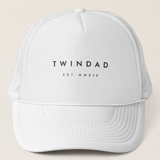 Modern TWIN DAD Roman Numerals Jubileum Trucker Pet (Voorkant)