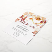 Modern Two Hearts Herfst in Love Wedding Folie Uitnodiging (Gedraaid)