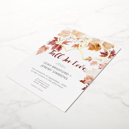 Modern Two Hearts Herfst in Love Wedding Folie Uitnodiging (Gedraaid)