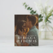Modern Type Overlay Photo Wedding Uitnodiging Briefkaart (Staand voorkant)