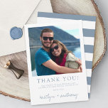 Modern Typografie Dusty Blue Minimalistic Wedding Bedankkaart<br><div class="desc">Zeg dank je in stijl met deze moderne en zeer trendy trouwfoto bedankt je kaarten. Het ontwerp is gemakkelijk te personaliseren met je eigen foto en formulering en je familie en vrienden zullen opgewonden zijn als ze deze geweldige dankbaarheid krijgen. Overeenkomende objecten zijn te vinden in het collectie.</div>