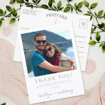 Modern Typografie Stusty Blue Minimalistic Photo Briefkaart<br><div class="desc">Zeg dank je in stijl met deze moderne en zeer trendy trouwfoto bedankt jullie briefkaarten. Het ontwerp is gemakkelijk te personaliseren met je eigen formulering en je familie en vrienden zullen blij zijn als ze deze geweldige dank ontvangen. Overeenkomende objecten zijn te vinden in het collectie.</div>