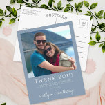 Modern Typografie Stusty Blue Minimalistic Photo Briefkaart<br><div class="desc">Zeg dank je in stijl met deze moderne en zeer trendy trouwfoto bedankt jullie briefkaarten. Het ontwerp is gemakkelijk te personaliseren met je eigen formulering en je familie en vrienden zullen blij zijn als ze deze geweldige dank ontvangen. Overeenkomende objecten zijn te vinden in het collectie.</div>