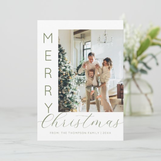 Modern Typografisch Script Vrolijke Kerstfoto Feestdagenkaart (Staand voorkant)