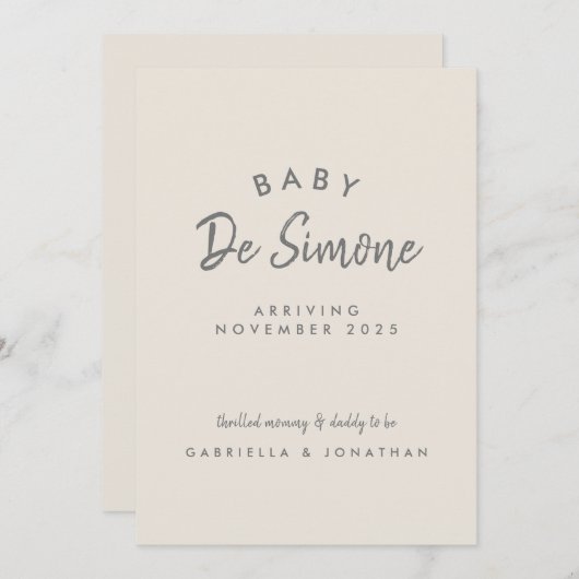 Modern Typography Beige Pregnancy Aankondiging (Voorkant / Achterkant)