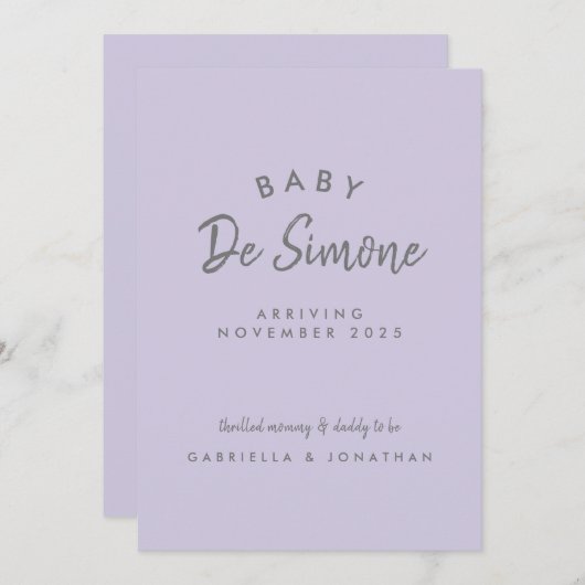 Modern Typography Dusty Purple Pregnancy Aankondiging (Voorkant / Achterkant)