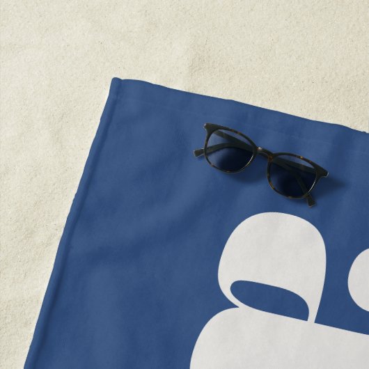 Modern Typography Personalized Name Summer Blue Strandlaken (In situ)