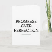 Modern typography progress over perfection text kaart (Voorkant)