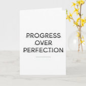 Modern typography progress over perfection text kaart (Gele Bloem)