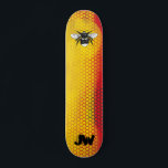 Modern Urban Bumble Bee Monogram Persoonlijk Skateboard<br><div class="desc">Pak wat lucht en drijf als een bij met een modern geel en oranje stadspleet. Straatstijlkunst met honingraatpatroon. Monogrammed met uw brief initialen in een grunge typedoopvont. Of je nu een zijwandsurfer hebt,  een straatlinier of de halve pijp,  je zult er opstaan met je eigen unieke kijkbord.</div>