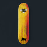 Modern Urban Bumble Bee Monogram Persoonlijk Skateboard<br><div class="desc">Pak wat lucht en drijf als een bij met een modern geel en oranje stadspleet. Straatstijlkunst met honingraatpatroon. Monogrammed met uw brief initialen in een grunge typedoopvont. Of je nu een zijwandsurfer hebt,  een straatlinier of de halve pijp,  je zult er opstaan met je eigen unieke kijkbord.</div>