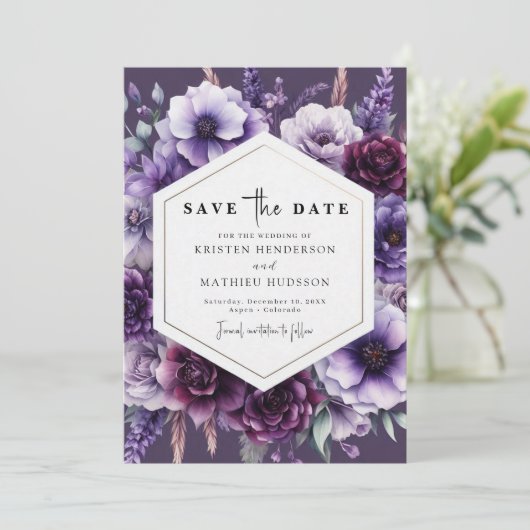 Modern veld Paarse bloemenbruiloft Save The Date (Staand voorkant)