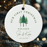 Modern Verloving eerste kerstpijnbomen Keramisch Ornament<br><div class="desc">Vier je eerste kerst met dit prachtige ornament! Met een modern waterverf dennenboomontwerp voegt dit keramische ornament een gezellige touch aan uw boom toe. Personaliseer met aangepaste tekst om deze uniek voor u te maken!</div>