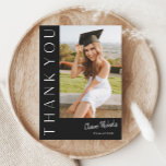 Modern Vertical Photo Afstuderen Bedankkaart<br><div class="desc">Dit moderne elegante,  stijlvolle foto-afstuderen maakt gebruik van een verticale foto en kop met aanpasbare scriptnaam en tekst aan de voorzijde. De achterzijde heeft een persoonlijk bericht en een handtekening die beide verwijderbaar zijn als u liever uw dankjewel schrijft. Klik uitgeven knoop om dit ontwerp te personaliseren.</div>