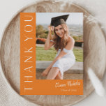 Modern Vertical Photo Afstuderen Bedankkaart<br><div class="desc">Dit moderne elegante,  stijlvolle foto-afstuderen maakt gebruik van een verticale foto en kop met aanpasbare scriptnaam en tekst aan de voorzijde. De achterzijde heeft een persoonlijk bericht en een handtekening die beide verwijderbaar zijn als u liever uw dankjewel schrijft. Klik uitgeven knoop om dit ontwerp te personaliseren.</div>