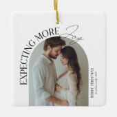 Modern verwacht meer vreugde Baby Foto Kerstmis Keramisch Ornament (Voorkant)