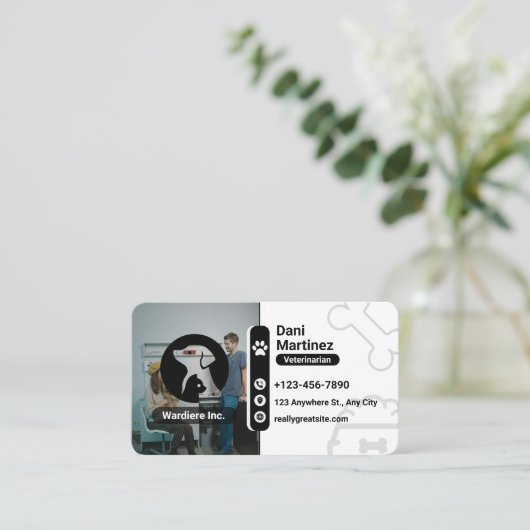 Modern Vet Animal Hospital – Black & White  Visitekaartje (Staand voorkant)