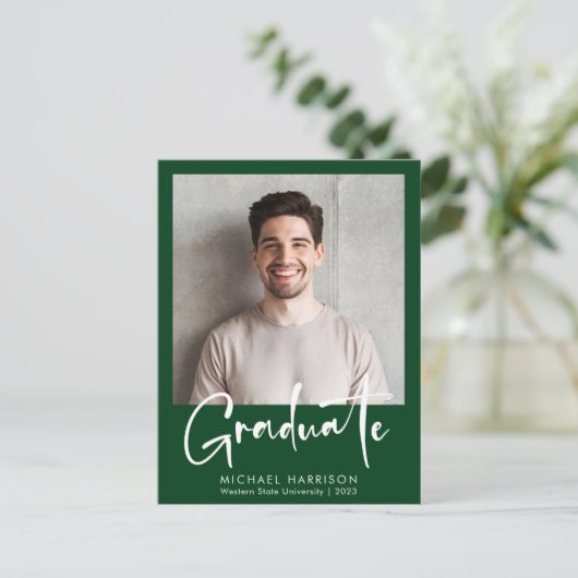 Modern vet script foto groen Afstuderen Aankondigingskaart (Staand voorkant)