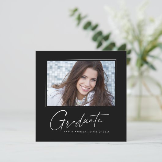 Modern vierkant Minimaal inkt script Afstuderen Fo Aankondiging (Staand voorkant)