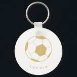 Modern Voetbal in Goud Gepersonaliseerd Sleutelhanger<br><div class="desc">De voetbalspeler of voetbalfan in je leven zal van deze gepersonaliseerde sleutelketens houden met een gouden voetbal. Perfect als partijvoordeel. Coördineert met het collectie van de Soccer Star van de Studio van het Pakket. Achtergrondkleur en tekst kunnen worden aangepast. *Opmerking: het goud in dit product wordt gesimuleerd. Bij de vervaardiging...</div>